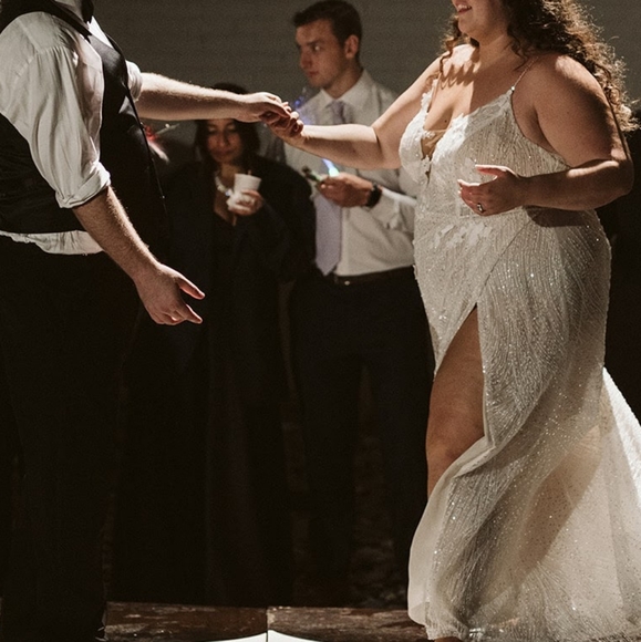 Wedding dress - Picture 1 of 11